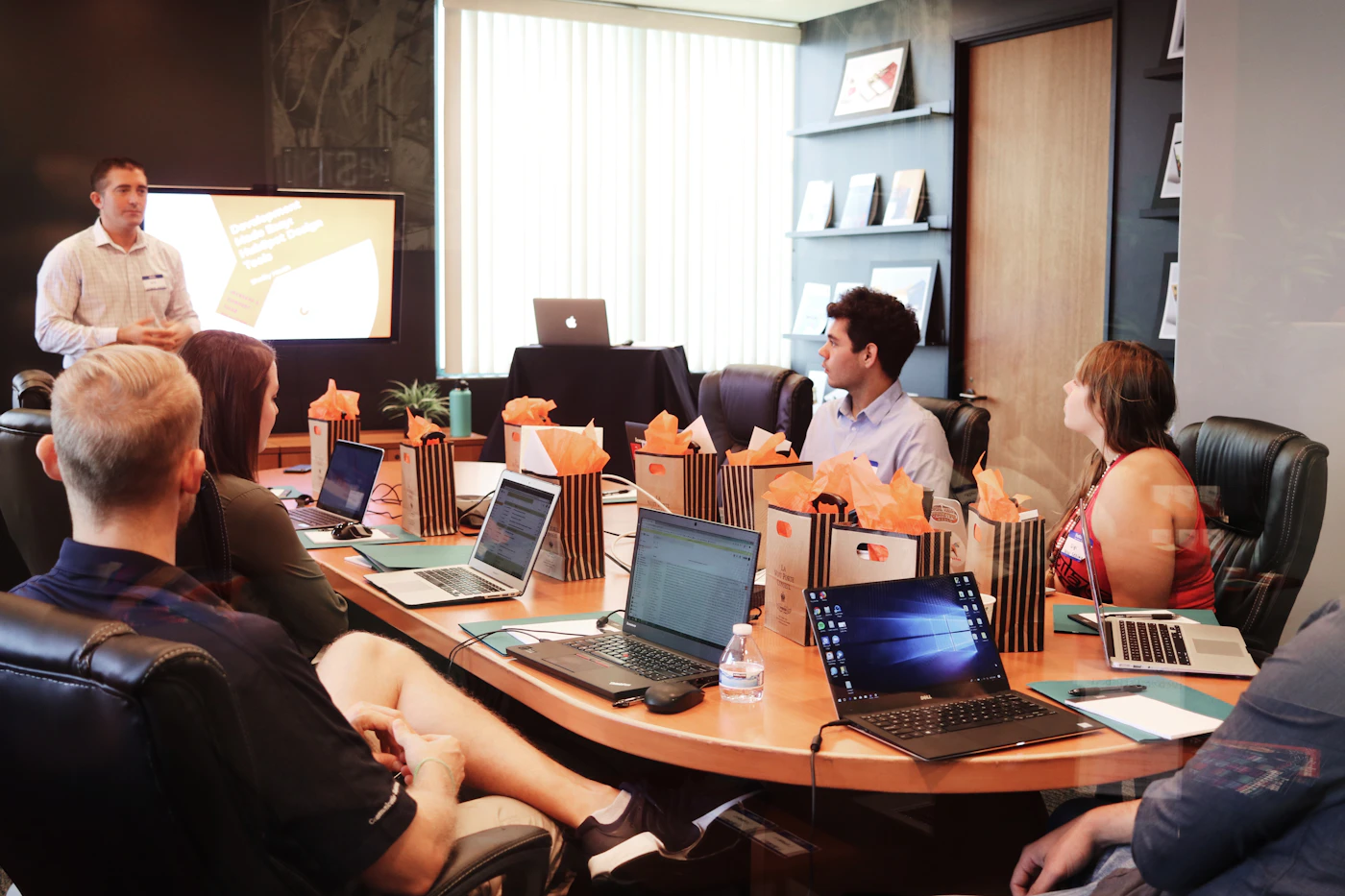 Equipe Viva Contabilidade em reunião de diretoria